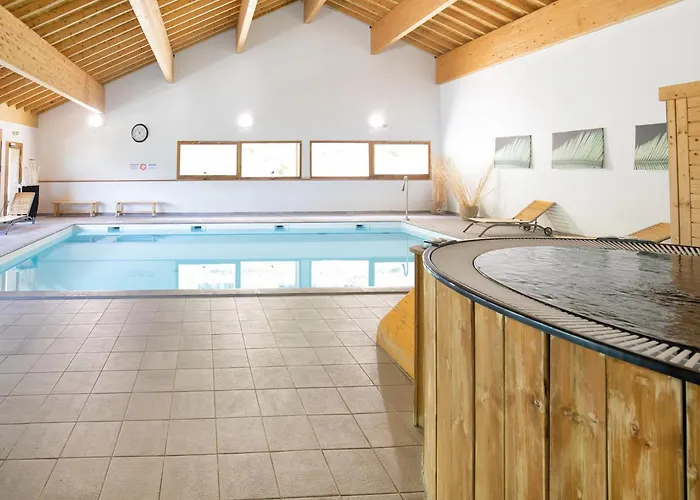 With Shared Pool For 4 People Lägenhet