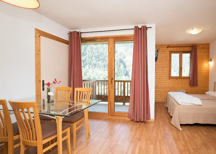 With Shared Pool For 4 People Lägenhet Orelle